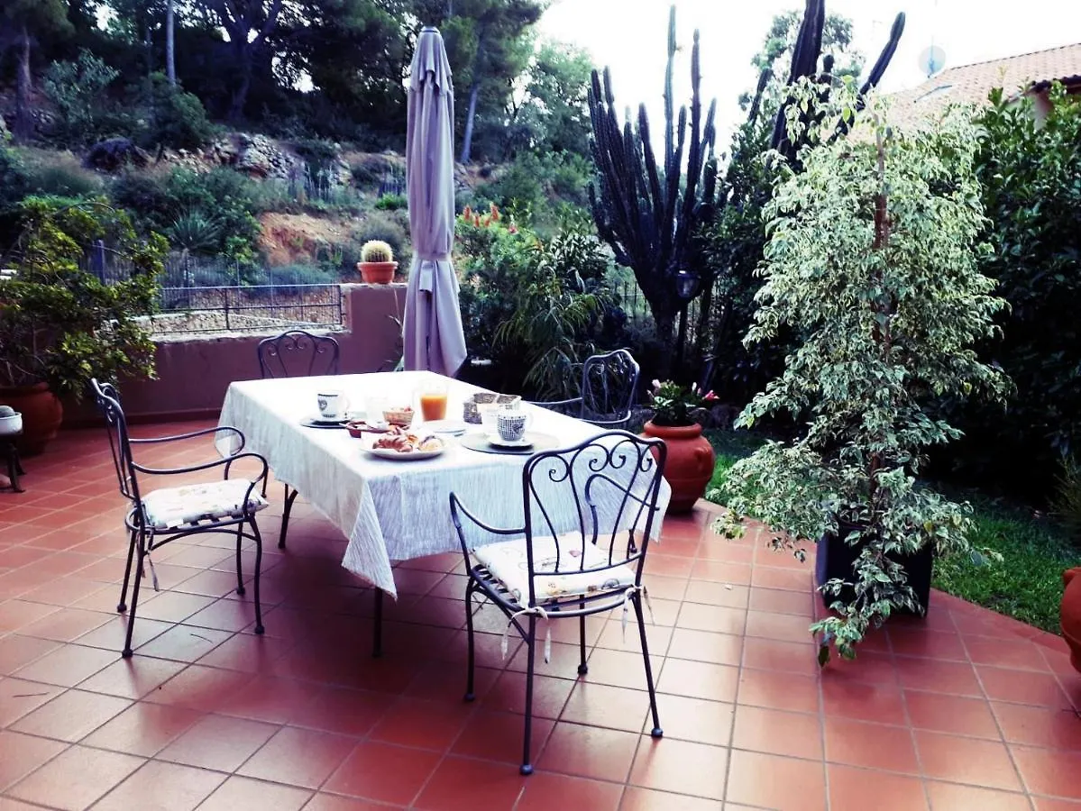 Mirbea Bed & Breakfast Cisano sul Neva 0*,  Italy